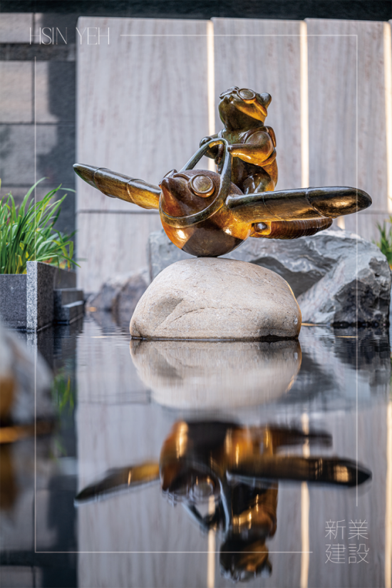 座落於築願景的公共藝術(shù)品『迎風飛行』，來自藝術(shù)家–陳煜權(quán)之手，大廳入口的迎賓區(qū)象徵每位住戶都將乘著夢想，駛?cè)胨{天白雲(yún)中。