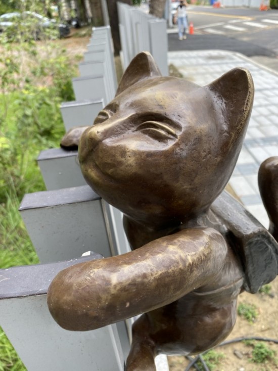 半夢(mèng)半醒的貓咪攀牆上學(xué)，摹寫(xiě)著孩童們匆忙上學(xué)的日常，藝術(shù)家─曾永玲發(fā)揮天馬行空的想像投設(shè)其中。