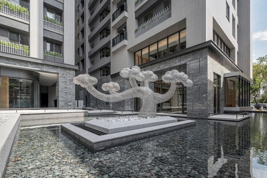 座落於自由居的公共藝術(shù)品『雲(yún)與樹』，來(lái)自藝術(shù)家–任大賢之手，迎賓樹的象徵，讓每位住戶回到家感受到貼切的溫暖。