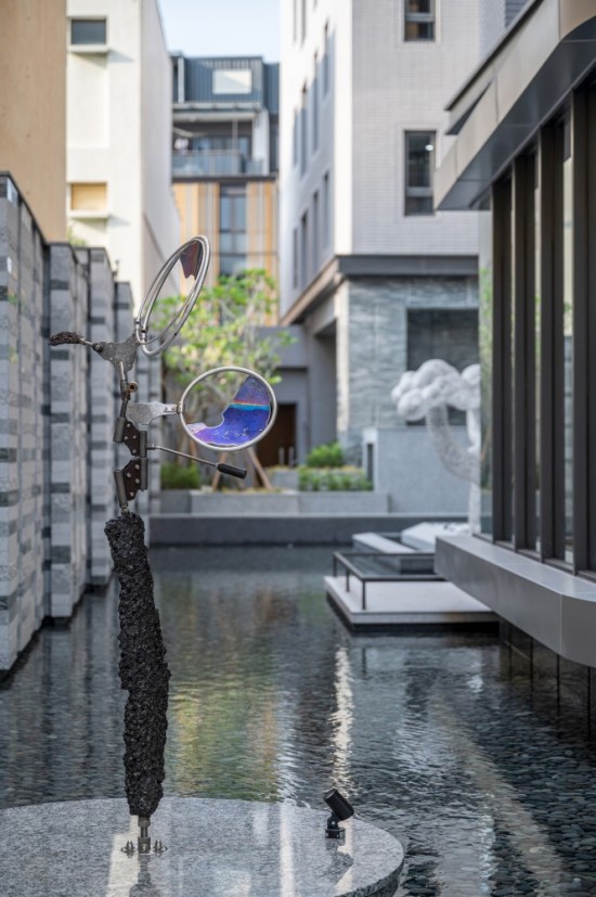 座落於自由居的公共藝術(shù)品『風(fēng)之歌』，來(lái)自日本雕塑藝術(shù)家–大隅秀雄之手，捕捉風(fēng)動(dòng)的動(dòng)力雕塑創(chuàng)作，以金屬進(jìn)行切割、再組裝，借助自然風(fēng)力，讓作品產(chǎn)生動(dòng)態(tài)的形式。金屬經(jīng)風(fēng)吹而緩緩移動(dòng)，剛硬線條顯得柔和，同時(shí)呈現(xiàn)閃爍的金屬反光變化，是為「捕捉來(lái)自內(nèi)心的風(fēng)」的創(chuàng)作理念。