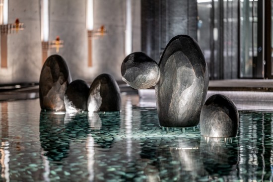 藝術(shù)品《漂浮著》給人一種安靜、沉澱內(nèi)心的時(shí)光氛圍，在忙碌的生活中能放慢步調(diào)，享受獨(dú)處的片刻寧?kù)o、悠閒時(shí)光。