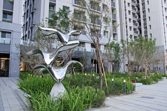 宜家公共藝術(shù)品-展翼翱翔。展開(kāi)並擺動(dòng)雙翼，朝向一覽無(wú)遺的藍(lán)天，奮力翱翔。