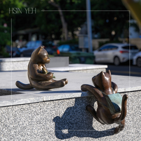 「喵星人–放學(xué)趣」出自金工藝術(shù)家–曾永玲之手，細(xì)膩刻劃的神情、活靈活現(xiàn)的動(dòng)作，映照著孩童的日常。