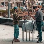 職人們小心翼翼的將每件「近百公斤」的藝術(shù)品裝卸，確保每件藝術(shù)品完美落地。