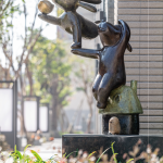 位於轉(zhuǎn)角一偶的另一處作品，以家為基底的設計概念，將浮兔栩栩如生的肢體動作以堆疊方式延伸，猶如《風來了》一般。