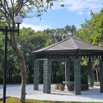 明秀公園中央的八角亭，風(fēng)格配合亭裡的石頭座椅，選用西班牙進(jìn)口祖母綠磁磚，藉由加重柱子的顏色，讓整體看起來更穩(wěn)重。