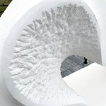 一敲一鑿的雕刻出一絲一絲的紋路，呈現(xiàn)出的粗糙面與打磨面，形成有趣的對比。