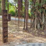 《1313001/所在》由兩位藝術(shù)家-許芝綺、張婷雅攜手創(chuàng)作，以「寫生」為起點(diǎn)、金屬為筆，感受大自然與土地，將每一次的觀察與體驗(yàn)，化為細(xì)膩的記錄。