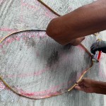 看似金箍圈的銅線，按著藝術(shù)家用粉筆畫好的輪廓，排出不規(guī)則線條。