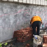 在施作的一開始，「定錨」讓物件更精準(zhǔn)地就定位，師傅悉心的堆疊一塊塊的紅磚，為的是讓孩子們能更安心的坐在這立體座椅上。