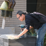金工藝術(shù)家 陳煜權(quán)老師，認真專注地對待每一件作品，視如己出般的細心照看，完成最後的安裝作業(yè)。