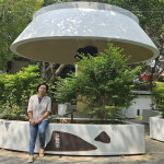 外觀獨(dú)特的蘑菇亭，由藝術(shù)家-張婷雅 創(chuàng)作金屬鐵件雷切藝術(shù)裝飾，從大自然的種子、葉子及植物汲取靈感，在花圃表面裝飾，彷彿被大自然環(huán)抱。