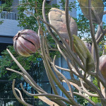 樹上的葉片與果實(shí)皆以紅銅片鑄造，經(jīng)過敲擊、塑形後，再一片片焊接於枝條上，展現(xiàn)出栩栩如生的自然風(fēng)貌。