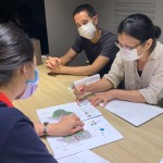 新業(yè)團(tuán)隊(duì)與藝術(shù)家討論東區(qū)成功國小、育英國中人行道的美化計(jì)畫，雖然專業(yè)不同，但目標(biāo)是相同的，為的都是讓孩子們?cè)谌粘＝佑|自然，感受最真實(shí)的樸實(shí)。