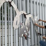 為了確保金屬雷雕擺放的位置，師傅先以模型樣板套量位置，用F型夾固定並標(biāo)記記號(hào)，讓物件位置準(zhǔn)確也相對(duì)穩(wěn)固。