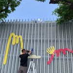 一道充滿生機(jī)的牆面，在師傅的點(diǎn)綴下生動(dòng)了起來，不同的自然元素拼貼在一起，是鳥、羽毛、葉子、花瓣…帶給孩子們無限想像發(fā)揮。