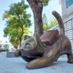 俏皮撓臉的貓咪，滿心期待著自己成為學(xué)校街隅的一份子。(圖為藝術(shù)品安裝前)
