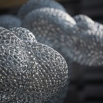 不鏽鋼圈的獨(dú)特光澤、線條恣意創(chuàng)作，焊接成千上萬(wàn)個(gè)點(diǎn)、勾勒出平滑流線，線的軌跡連成面、點(diǎn)線面最終構(gòu)出方體。