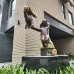 社區(qū)裡處處充滿驚喜，每走一步都是新的發(fā)現(xiàn)，而這群「原石鳥兒」有如這場奇妙之旅的精彩序幕。