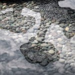 作品以不銹鋼圈為主，穿透與線條的延伸，逐光水波粼粼，篩落光影，自然光線與陰影交織輝映。