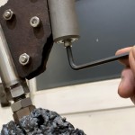 將一種特有的旋轉(zhuǎn)軸承細(xì)緻打磨，加以支撐，組合成能在風(fēng)中輕快移動(dòng)的風(fēng)動(dòng)雕塑。(圖為樸石藝術(shù)提供)