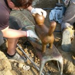 獨佔板凳的貓，專注又神氣的神情，彷彿訴說：「我比任何人都在意日昇日落的時刻，因為那代表我可以跟樹玩『踩影子』的小遊戲?！?>
										<div   id=