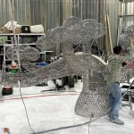 不鏽鋼材質(zhì)耐久及耐候性，也透過不銹鋼的材質(zhì)及特色呈現(xiàn)出作品的金屬感。