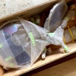 由藝術(shù)家在日本製作完成，裝箱空運(yùn)來(lái)臺(tái)的『風(fēng)之歌』，並內(nèi)附組裝分解圖，到臺(tái)灣後由工作人員一步步組裝而成。(圖為樸石藝術(shù)提供)