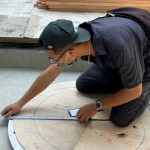 底座鐵盤定位，師傅仔細(xì)的測(cè)量藝術(shù)品定位位置。