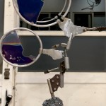 藝術(shù)家使用不銹鋼、銅、鈦、鋁等各類機(jī)械構(gòu)件，經(jīng)雙手裁切、敲擊、鍛造，多種類的金屬集結(jié)在一起，媒材多元卻也單一，組合起來(lái)不需塗飾表層，也能顯見(jiàn)和諧感及完整性。(圖為樸石藝術(shù)提供)