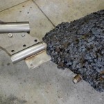 鐵製零件，利用火炬將鐵熔化後，藉由堆疊製作許多小零件，再通過(guò)焊接許多零件來(lái)製作樣式型式，而後經(jīng)由再次融化並反覆堆疊再堆疊。(圖為樸石藝術(shù)提供)