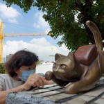 藝術(shù)家─曾永玲凝視細(xì)節(jié)、觀看各方角度，找尋著最適合喵星人的落腳之處。