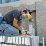 職人爬上圍牆，確認(rèn)喵星人們的位置後，專(zhuān)注的完成藝術(shù)品最後的裝置階段。