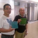 設(shè)計(jì)師石村敏哉(左)  VS  藝術(shù)家駿 河敏(右)，親自為雕堡選材。