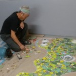 藝術(shù)家將馬賽克磚，細(xì)心且專注地裁切、研磨成一塊塊拼貼，並先以1；1的比例於木板上進(jìn)行模擬拼貼，在放樣時(shí)，能更接近立體錐體的精準(zhǔn)度。