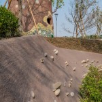 小朋友說像萬(wàn)聖節(jié)派對(duì)上，有人變裝的小妖精；也有孩子說像日本動(dòng)漫──進(jìn)擊的巨人；有人則覺得像土撥鼠可愛地探出頭來，您覺得像甚麼呢？