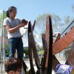 透過蠟模固定、鐵材切割、拼裝上色、最後實地裝置，每個細節(jié)毫不馬虎。