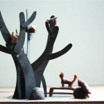 新業(yè)在觀峰旁鑄了一棵不開花的鐵樹，樹上住了一家人，樹屋裡有鳥，樹下擺了一張長凳，有隻貓早已佔據(jù)，開心地揚起小尾巴。