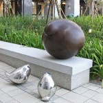 宜家公共藝術(shù)品-平凡的幸福/養(yǎng)育。在孩子面前，再?gòu)?qiáng)韌的男人，也會(huì)收起承擔(dān)著世界的雙翼，目光凝視兒女久久不移。