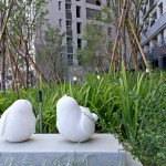 宜家公共藝術(shù)品-平凡的幸福/期待。麻雀寶寶仰望向藍(lán)天，目光盡是對(duì)美好未來(lái)的期待光芒。