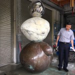 前往桃園工廠場(chǎng)堪，簡(jiǎn)福榮總經(jīng)理(右一)確認(rèn)尺寸與上色的半成品。