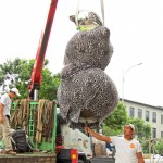 宜家公共藝術(shù)品-平凡的幸福/承擔(dān)，出動(dòng)大型吊車(chē)，準(zhǔn)備安裝定位。