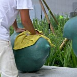 工作人員將藝術(shù)品上油保護(hù)，準(zhǔn)備迎接即將一起生活的家人們。