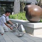 調(diào)整好父與子的親暱視角，做最後定位。