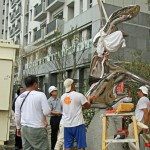 齊心協(xié)力地將藝術(shù)品，安穩(wěn)地座落在基座上。