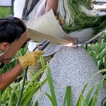 師傅小心焊接，固定在指定位置。