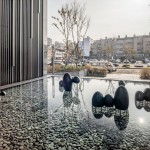 夕陽(yáng)餘暉照映下，山林與雲(yún)兒與水中閑靜自適地『漂浮著』。