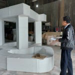 運用保麗龍做出藝術(shù)品等比初胚模型，新業(yè)建設(shè) 簡福榮 總經(jīng)理於藝術(shù)品前仔細(xì)端詳著，藝術(shù)品各個角度的不同面貌。(拍攝期間非疫情警戒時期)