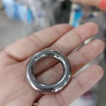 藝術(shù)家以簡約的不銹鋼圈為基底，透過完美線條勾勒與立體空間交錯，構(gòu)成壯麗的主體。