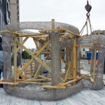 一片片固定的木板保護著藝術(shù)品，木板們一一拆除時，如同緩緩揭開藝術(shù)品的神秘面紗。